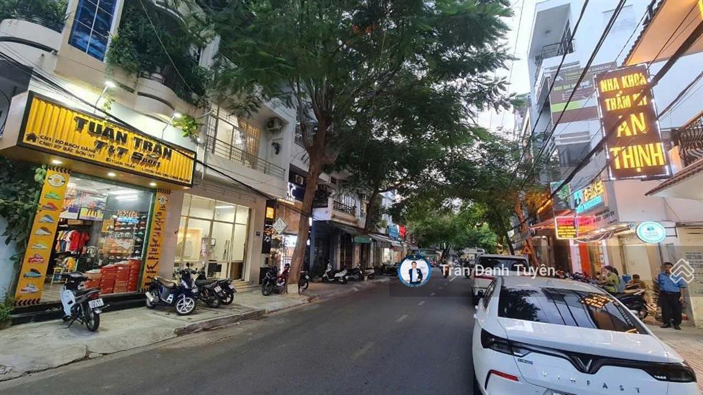 Bán nhà 3 tầng mặt tiền đường huỳnh thúc kháng bàn cờ nha trang, giá 140tr/m2