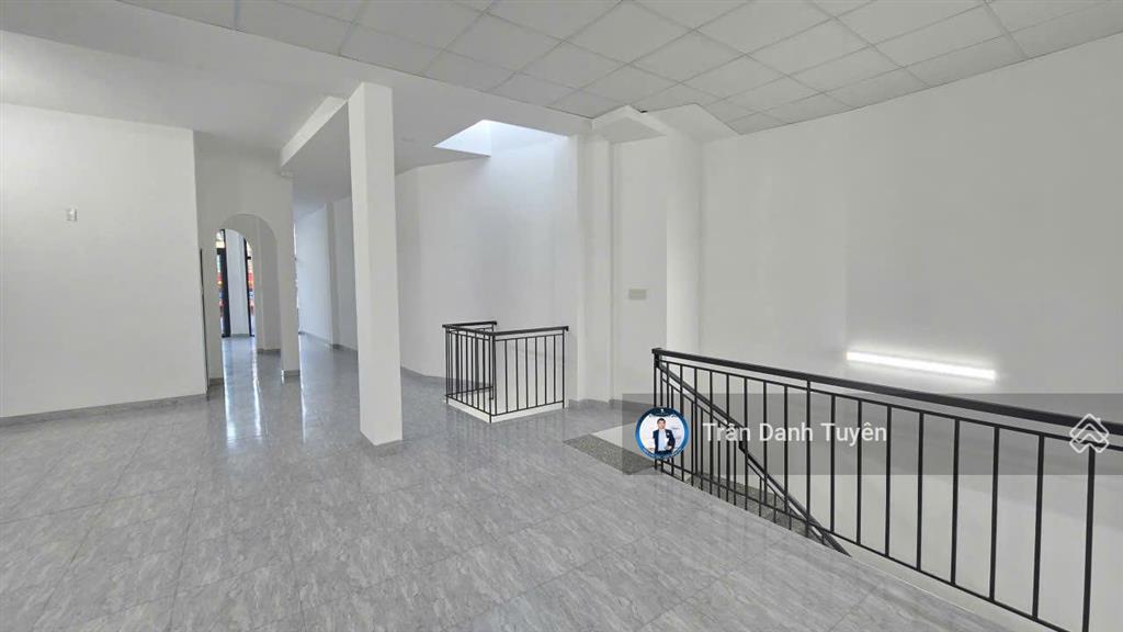 Bán siêu phẩm nhà đẹp căn góc vòng xoay đầu tư kinh doanh