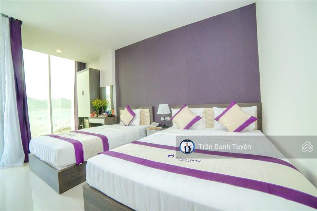 Bán tòa khách sạn trực diện biển hòn chồng, căn góc 2 mặt tiền đường phạm văn đồng