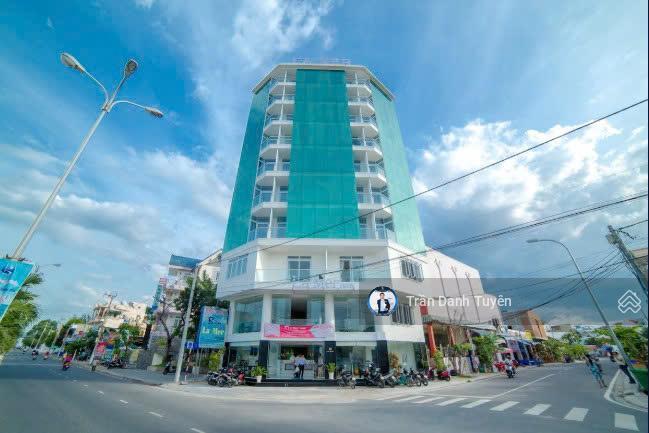 Bán tòa khách sạn trực diện biển hòn chồng, căn góc 2 mặt tiền đường phạm văn đồng