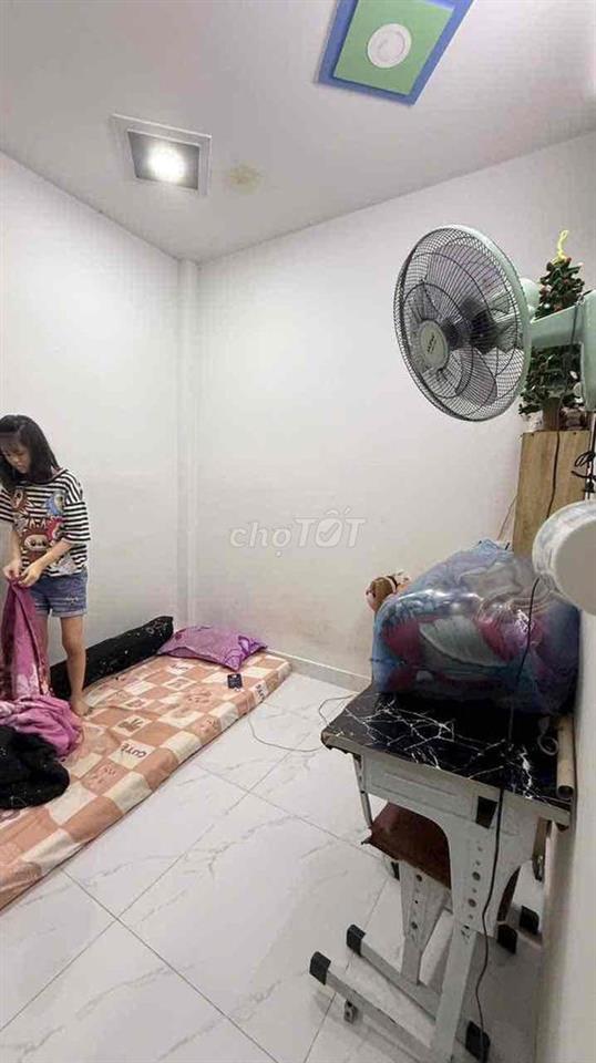 Cho Thuê Nhà Đúc Lửng..Dt:4,2x14m Có 2 pn Kín 1 p hở  2wc.Hẻm HT17.Q12
