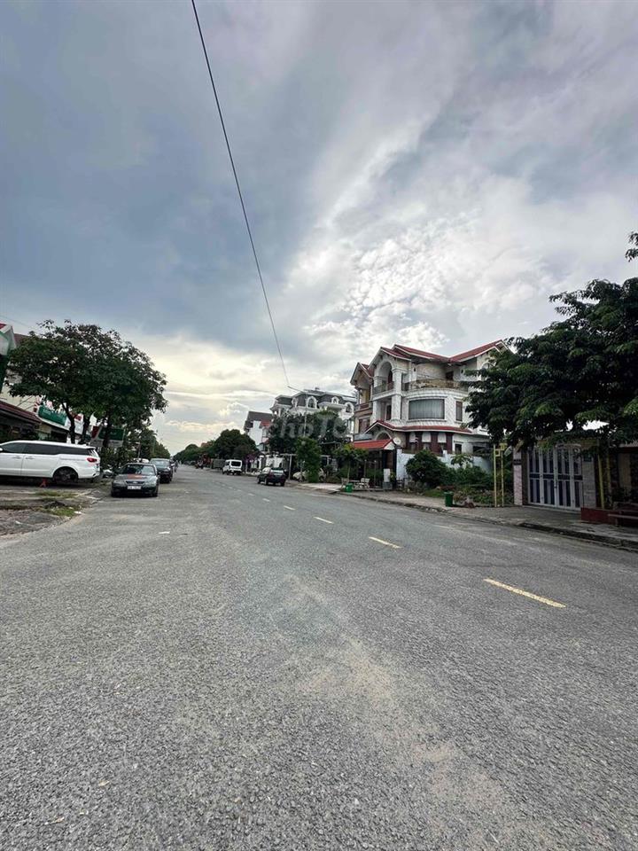 Cho Thuê Kho Xương Gần LTR..Q12..Đường 25m Xe tải lớn..Dt:15x30m