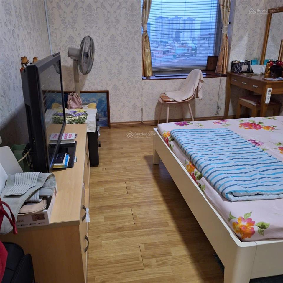 Cần bán gấp căn hộ thuận việt quận 11.  0909 626 ***
