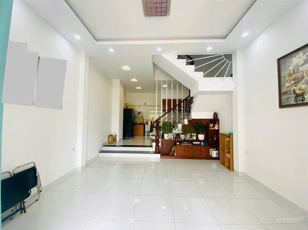 Cho thuê nhà 1trệt, 2lầu, trường lưu q9
giá 10triệu/tháng  sân, pk, bếp, 3pn, 3wc có nội thất