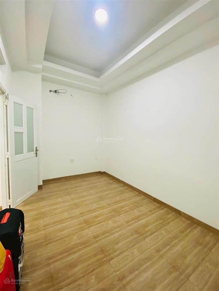 Cho thuê nhà 1trệt, 2lầu, trường lưu q9
giá 10triệu/tháng  sân, pk, bếp, 3pn, 3wc có nội thất