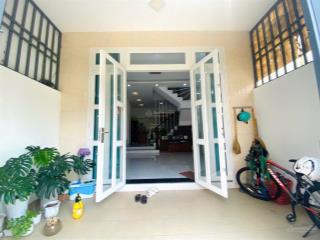 Cho thuê nhà 1trệt, 2lầu, trường lưu q9
giá 10triệu/tháng  sân, pk, bếp, 3pn, 3wc có nội thất