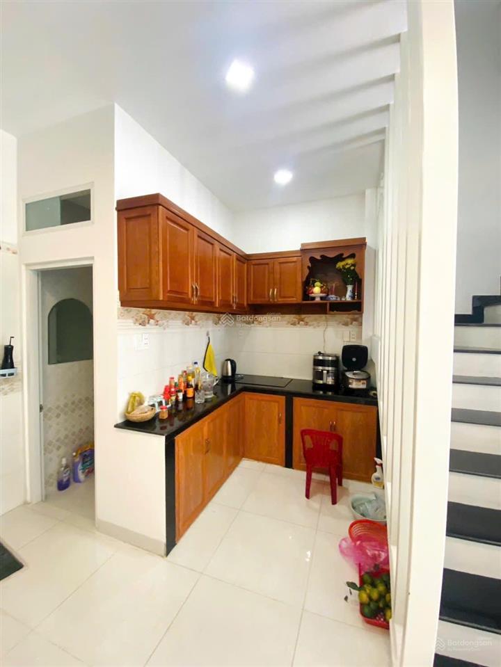 Cho thuê nhà 1trệt, 2lầu, trường lưu q9
giá 10triệu/tháng  sân, pk, bếp, 3pn, 3wc có nội thất
