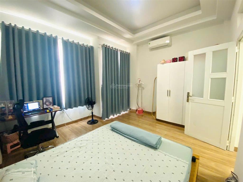 Cho thuê nhà 1trệt, 2lầu, trường lưu q9
giá 10triệu/tháng  sân, pk, bếp, 3pn, 3wc có nội thất