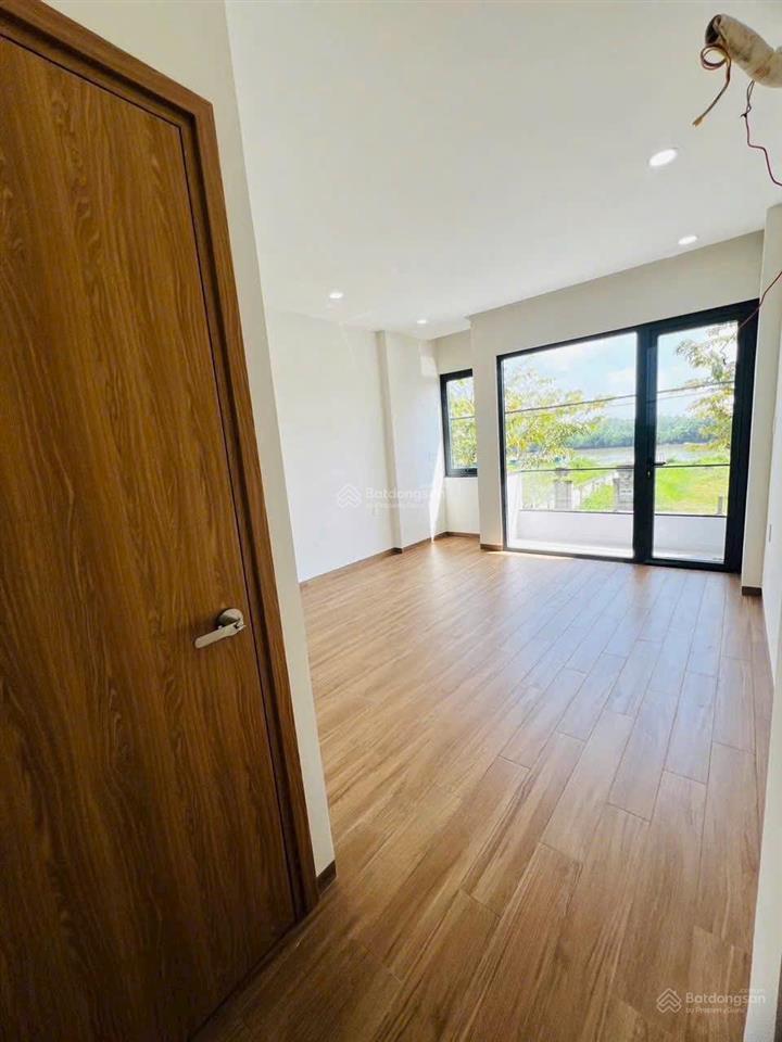 Cc bán nhà mới 1 trệt 2 lầu đẹp view sông  cạnh vinhomes, đường nguyễn xiển, q9 shr
