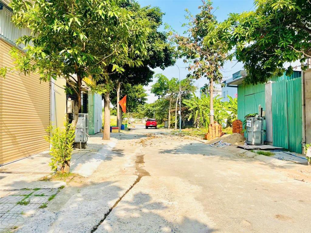 Cc cần bán gấp đất liền kề đông tăng long, gần chợ long trường  trung tâm q9 tđ  dt 95m2 shr