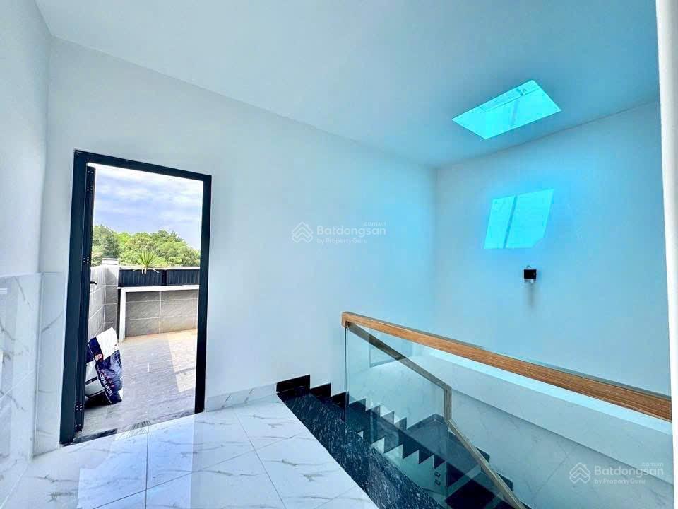 Nhà mới hạ 200triệu 1trệt 2lầu sân thượng, hẻm 1 sẹc đường số 730 lã xuân oai, p. long trường q9