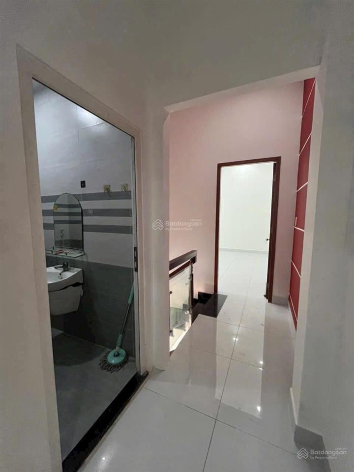 Cho thuê nhà 1 trệt 1 lầu đối diện ktx đh luật, đường long phước. p long phước. q9. dtsd 95m
