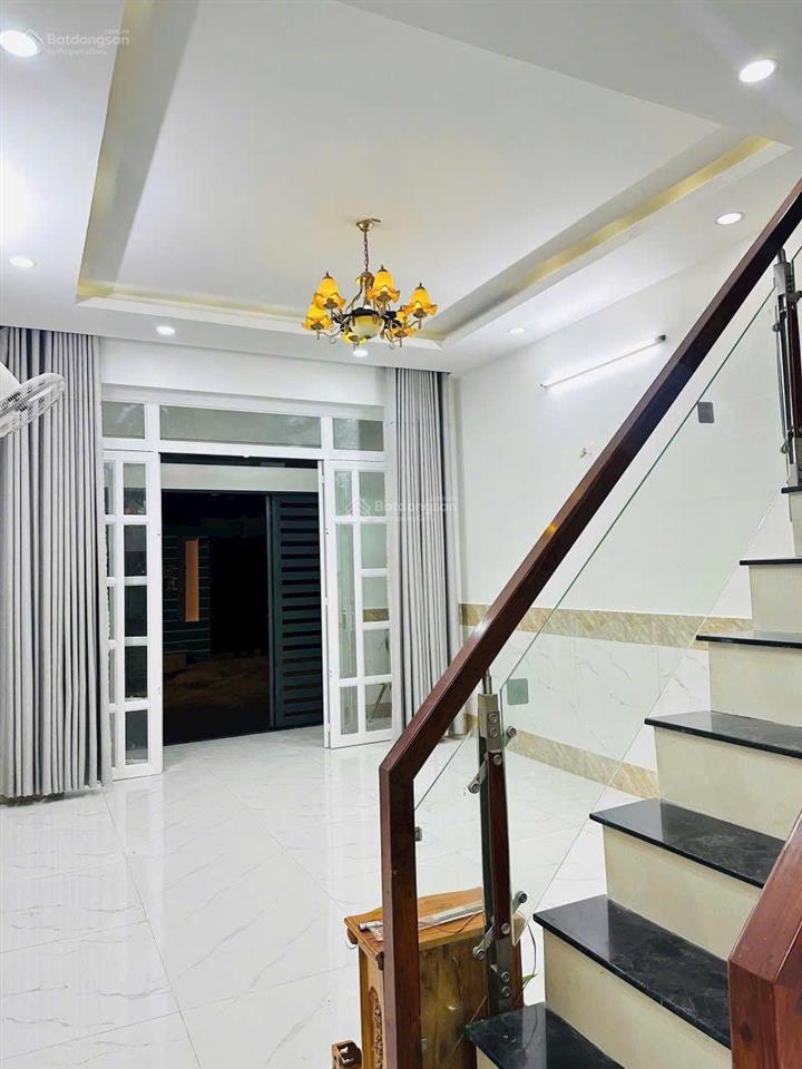 Cho thuê nhà 1 trệt 1 lầu đối diện ktx đh luật, đường long phước. p long phước. q9. dtsd 95m