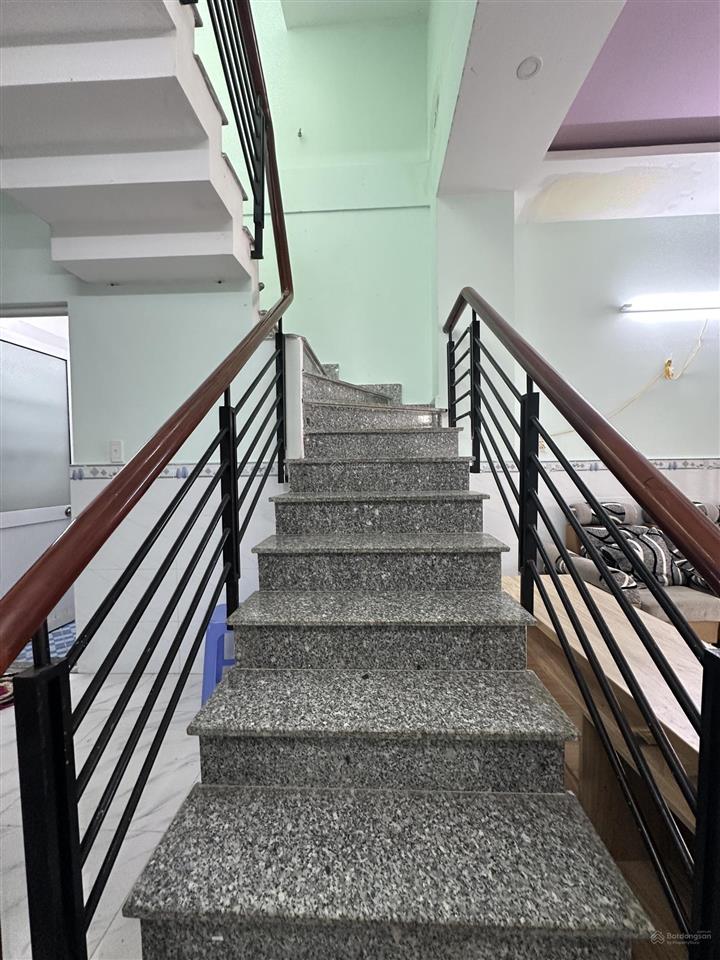 Cho thuê nhà 1 trệt 2 lầu đường trường lưu , long trường quận 9  gồm  3pn , 3wc . giá chỉ 7triệu