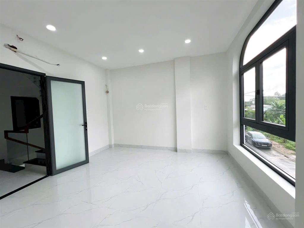 Cần gấp để giá trong tuần này 5 tỷ = xuống còn 4,5 tỷ chốt nhanh 1 trệt 2 lầu cạnh vinhomes. shr