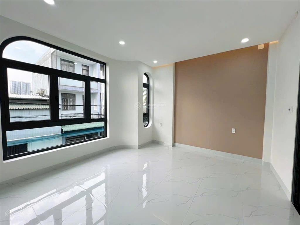 Cần gấp để giá trong tuần này 5 tỷ = xuống còn 4,5 tỷ chốt nhanh 1 trệt 2 lầu cạnh vinhomes. shr