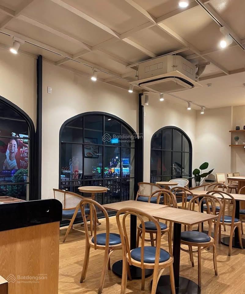 Cho thuê nhà mặt tiền đường phan xích long quận phú nhuận .