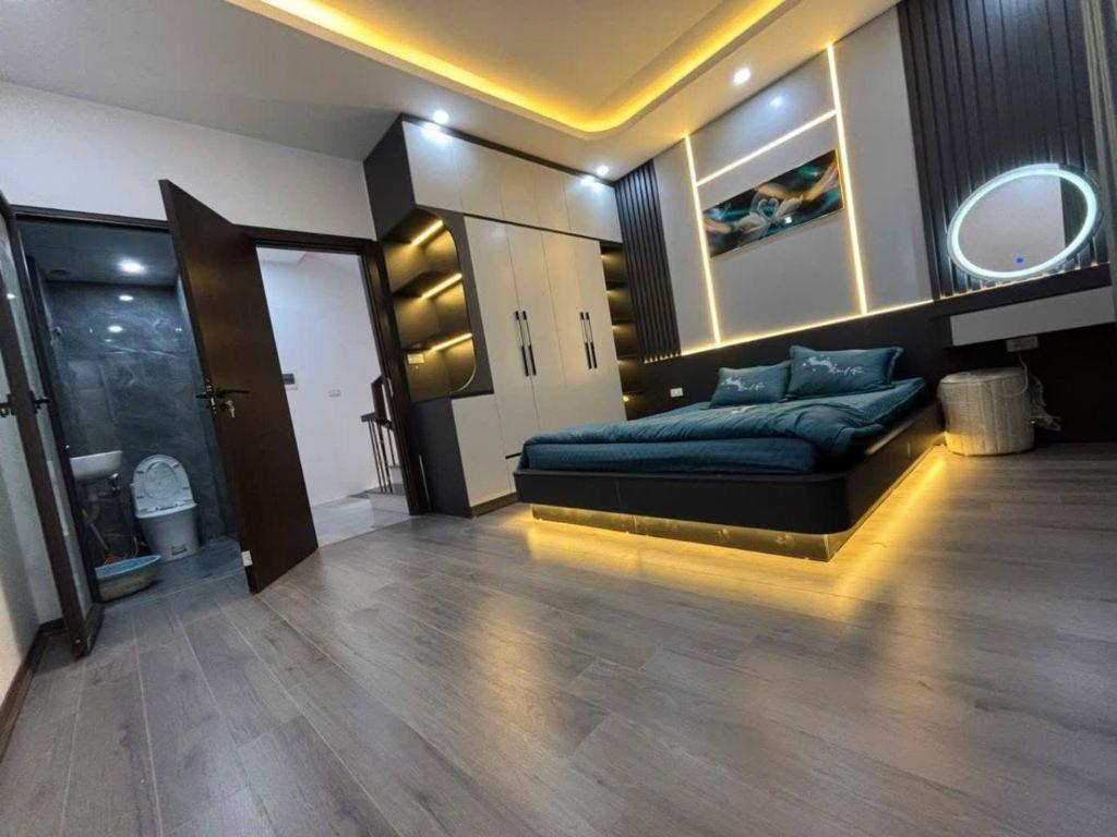 Cần Bán Nhà Chu Huy Mân, Long Biên 33m2, 5T chỉ 6,85 tỷ ( giá thương lượng)