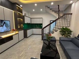Cần Bán Nhà Chu Huy Mân, Long Biên 33m2, 5T chỉ 6,85 tỷ ( giá thương lượng)