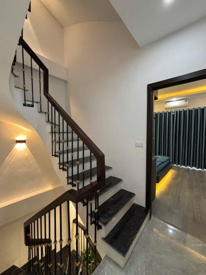 Cần Bán Nhà Chu Huy Mân, Long Biên 33m2, 5T chỉ 6,85 tỷ ( giá thương lượng)