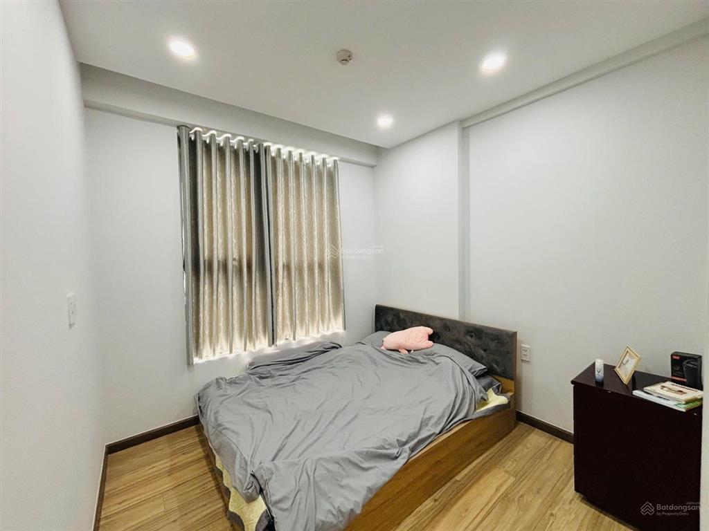 Bán căn 2 phòng ngủ 2wc, bcons plaza, 2,350 tỷ, tầng trung view hồ đá đẹp, tặng nội thất