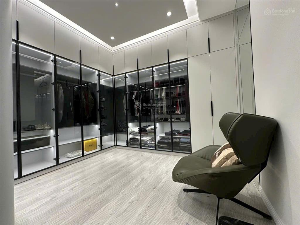 Bán gấp nhà hẻm 7m nguyễn tri phương quận 10  cách mt chỉ 2 căn nhà  dt 4,6x15m. giá hơn 16 tỷ