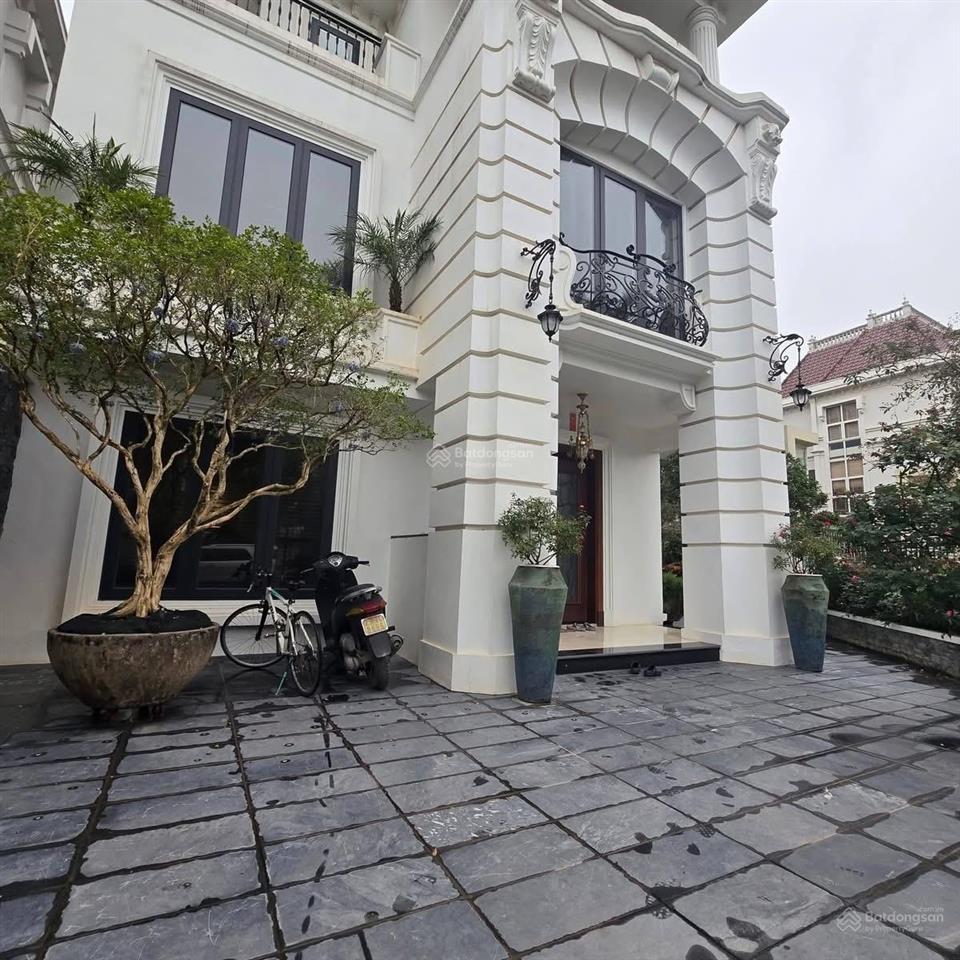 Bán biệt thự ciputra 305m2 lô góc mặt tiền 16m sân vườn thang máy full nội thất chỉ 137 tỷ