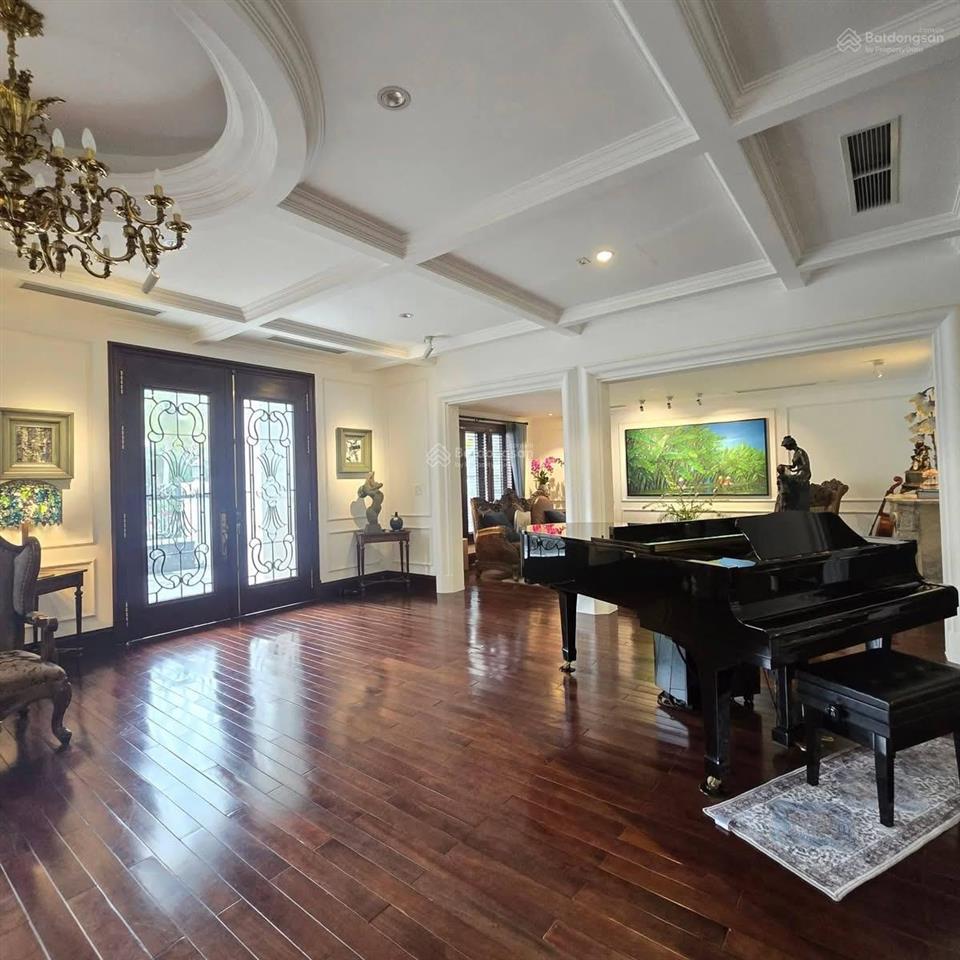 Bán biệt thự ciputra 305m2 lô góc mặt tiền 16m sân vườn thang máy full nội thất chỉ 137 tỷ