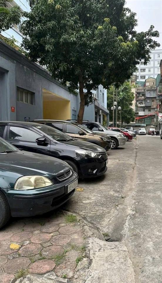Bán nhà 4t phố hoàng quốc việt 54m2, phân lô ô tô  2 mặt tiền, 2 mặt đường, giá 19,9 tỷ.