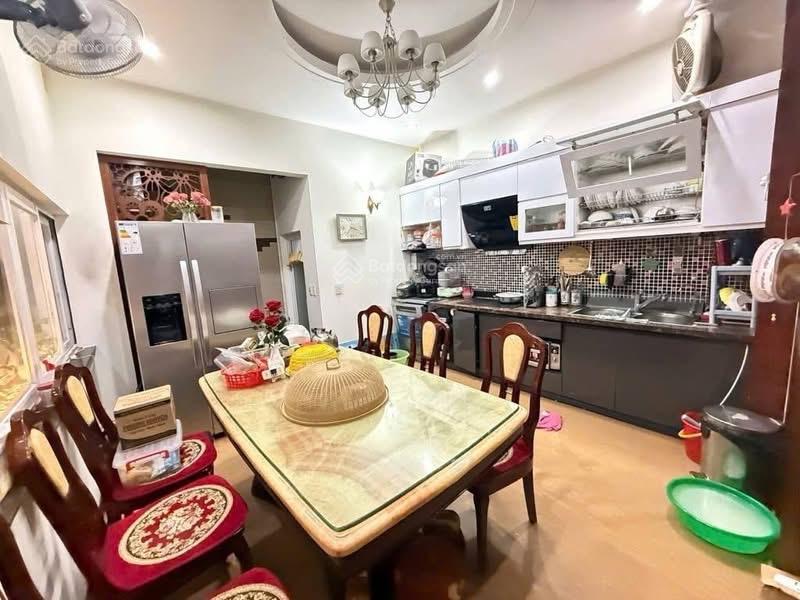Bán nhà 4t phố hoàng quốc việt 54m2, phân lô ô tô  2 mặt tiền, 2 mặt đường, giá 19,9 tỷ.
