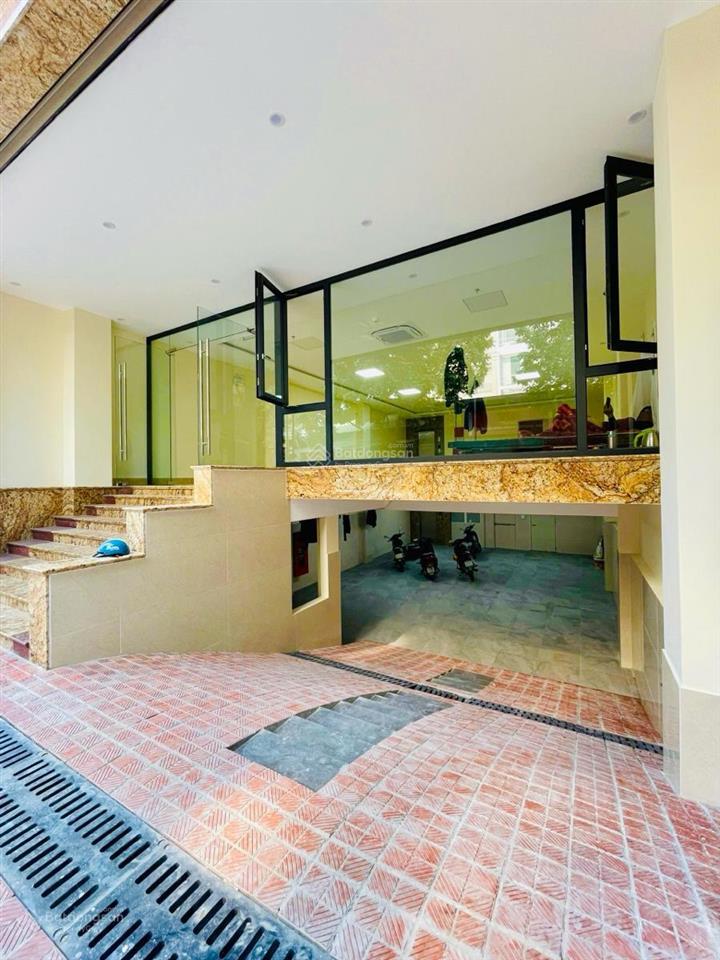 Cho thuê mặt bằng kinh doanh mp trần quốc hoàn 300m2, thang máy, hầm, pccc, giá 130tr/tháng.