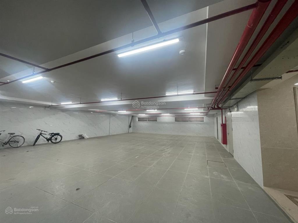 Cho thuê mặt bằng kinh doanh mp trần quốc hoàn 300m2, thang máy, hầm, pccc, giá 130tr/tháng.