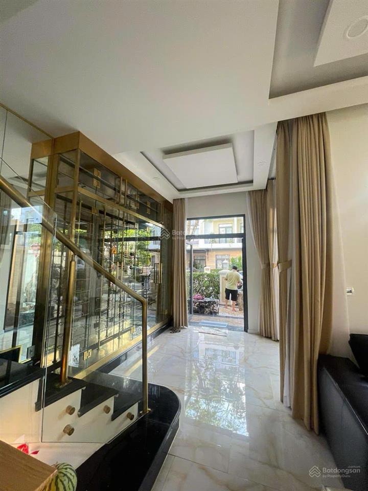 Bán căn góc sân vườn full nội thất 8x18.5  giá 22 tỷ 980 cạnh hồ bơi và phòng gym tại verosa park