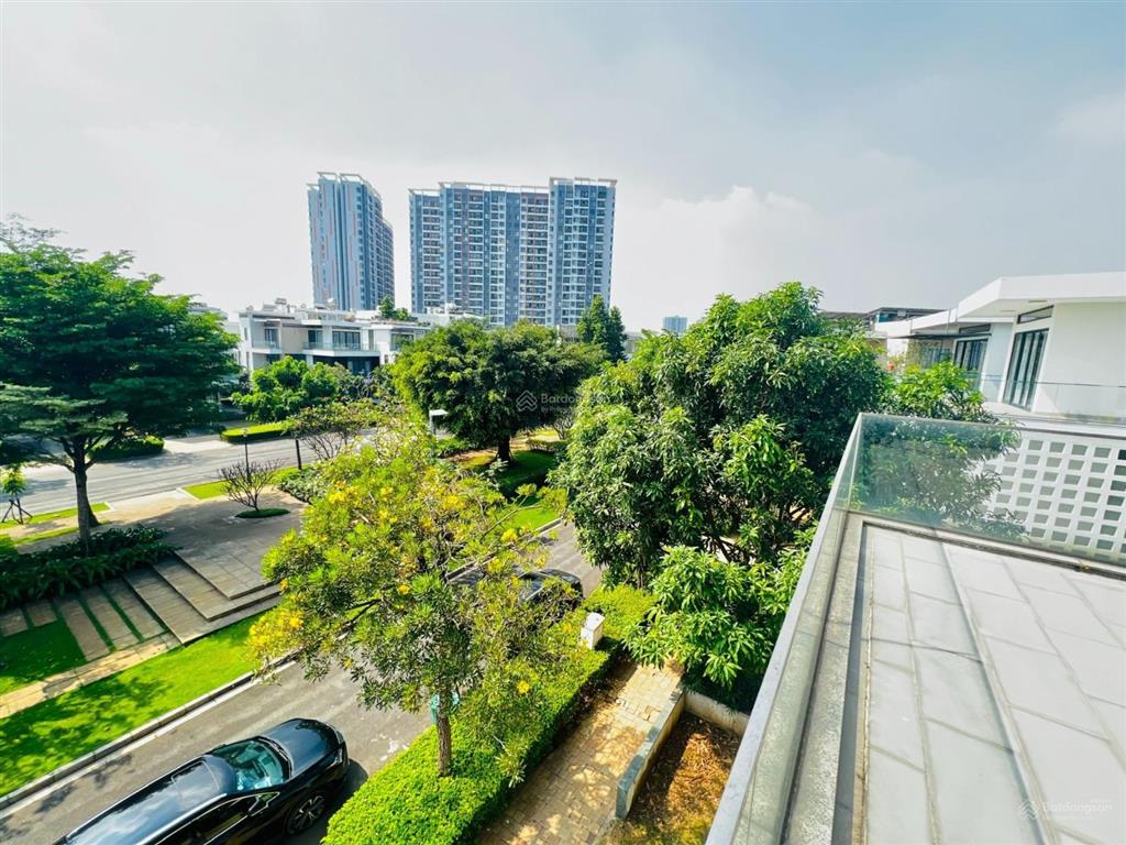 Cần bán căn 200m2  30 tỷ  full nội thất tại lucasta. biệt thự song lập  hỗ trợ vay 70%