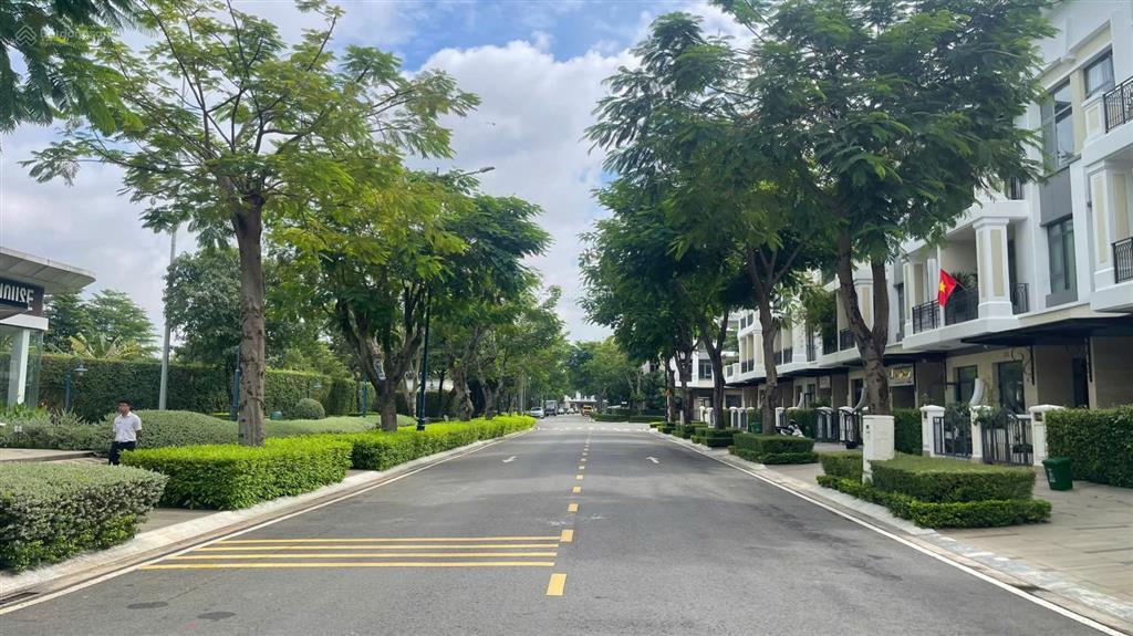 Cần cho thuê căn verosa 102m2  full nội thất  giá 40 triệu  nhà mới 100%. đối diện công viên lớn