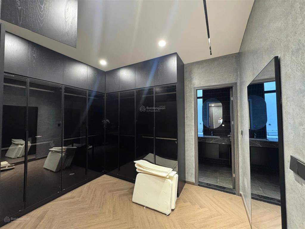 Cần bán căn 75m2  16 tỷ. full nội thất thiết kế. đối diện công viên đường lớn. sổ hồng riêng