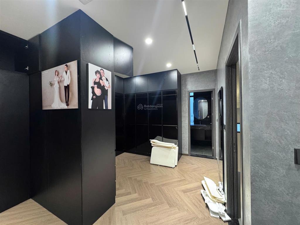 Cần bán căn 75m2  16 tỷ. full nội thất thiết kế. đối diện công viên đường lớn. sổ hồng riêng