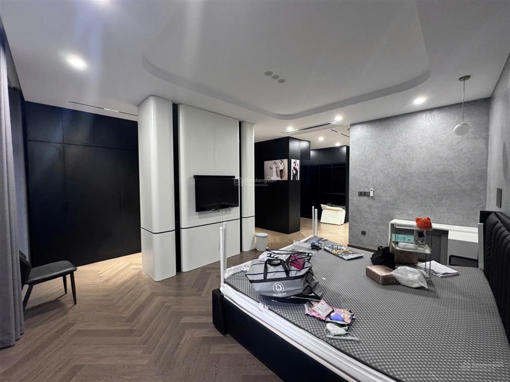 Cần bán căn 75m2  16 tỷ. full nội thất thiết kế. đối diện công viên đường lớn. sổ hồng riêng