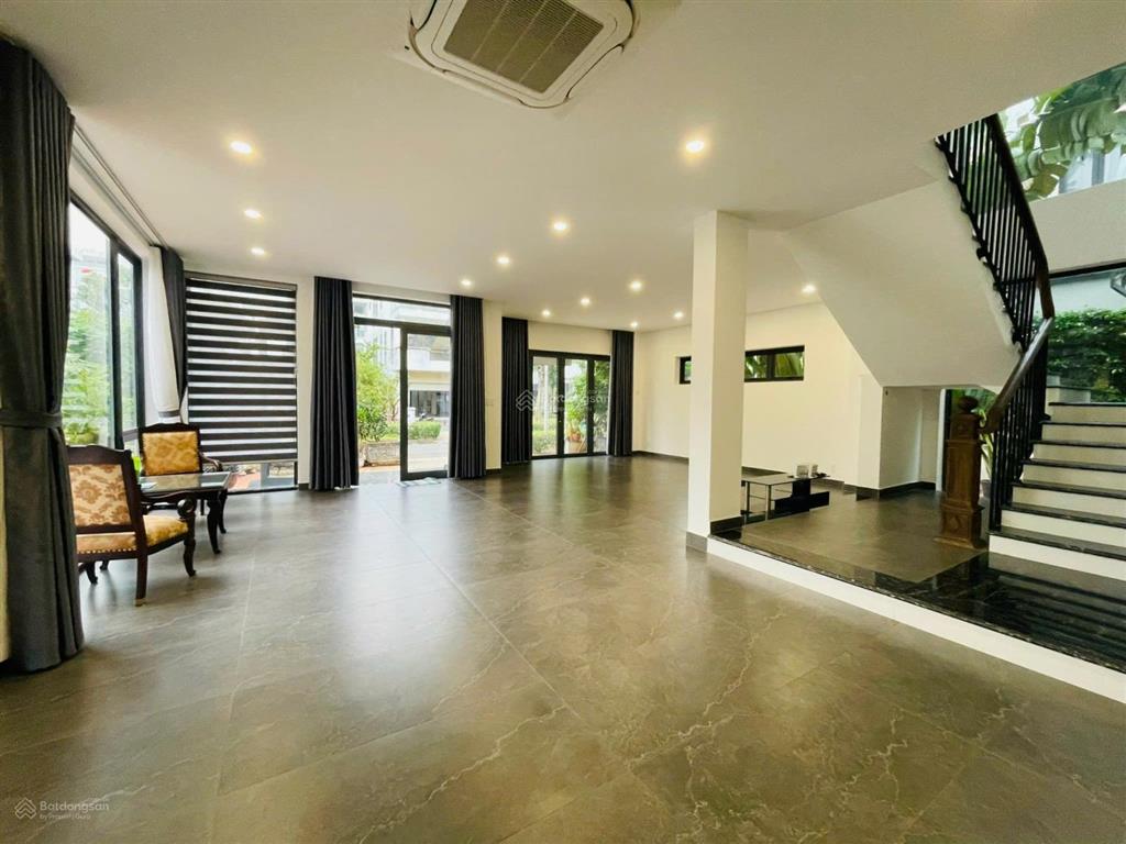 Bán biệt thự đơn lập full nội thất đẹp 42,5 tỷ  250m2. có sân vườn riêng. view sông thoáng.