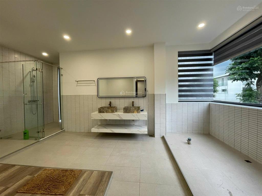 Bán biệt thự đơn lập full nội thất đẹp 42,5 tỷ  250m2. có sân vườn riêng. view sông thoáng.