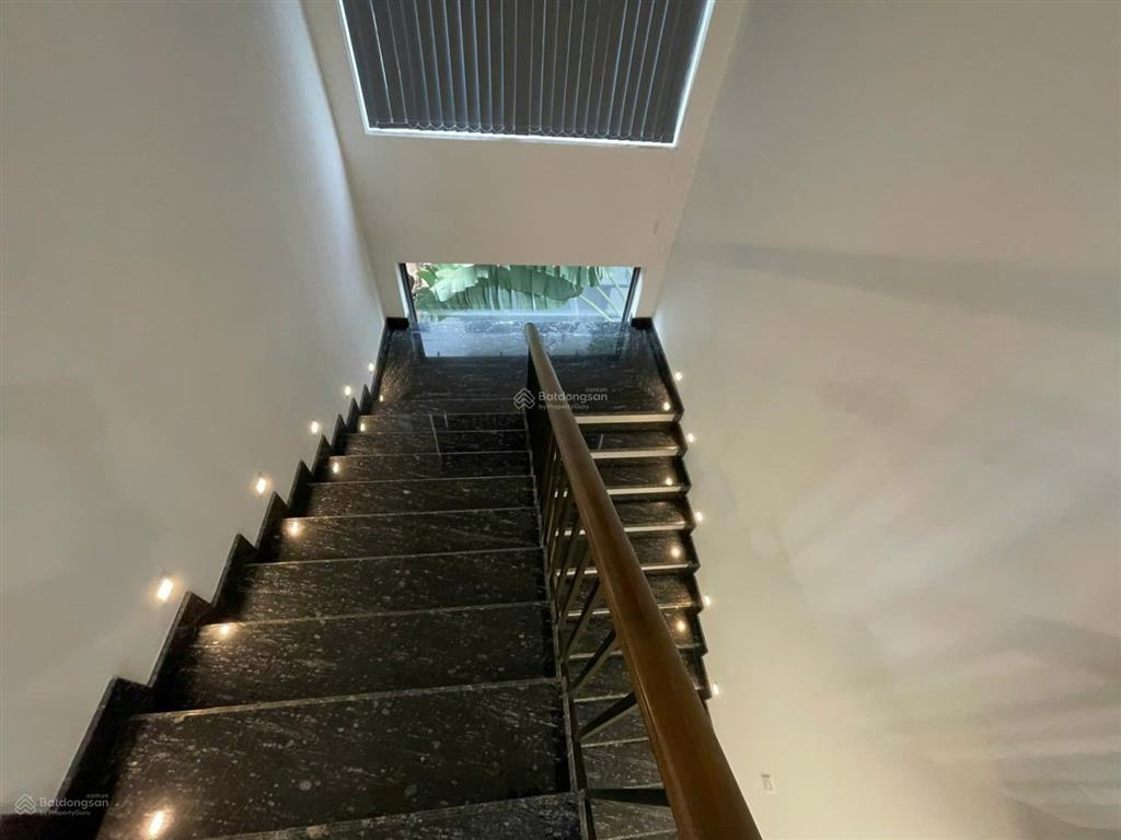 Bán biệt thự đơn lập full nội thất đẹp 42,5 tỷ  250m2. có sân vườn riêng. view sông thoáng.