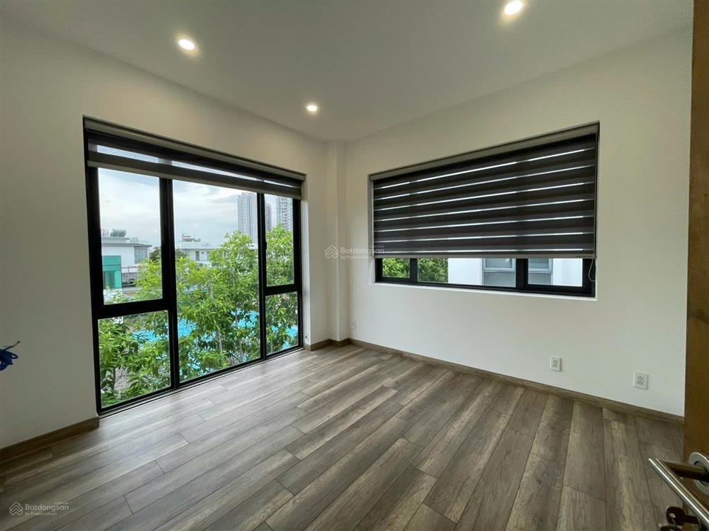 Bán biệt thự đơn lập full nội thất đẹp 42,5 tỷ  250m2. có sân vườn riêng. view sông thoáng.
