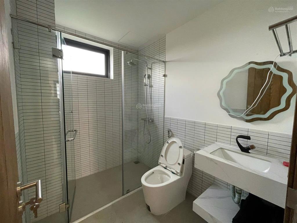 Bán biệt thự đơn lập full nội thất đẹp 42,5 tỷ  250m2. có sân vườn riêng. view sông thoáng.