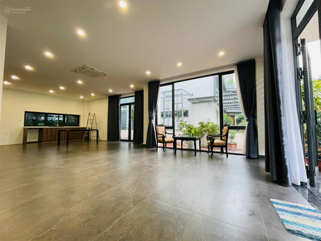 Bán biệt thự đơn lập full nội thất đẹp 42,5 tỷ  250m2. có sân vườn riêng. view sông thoáng.