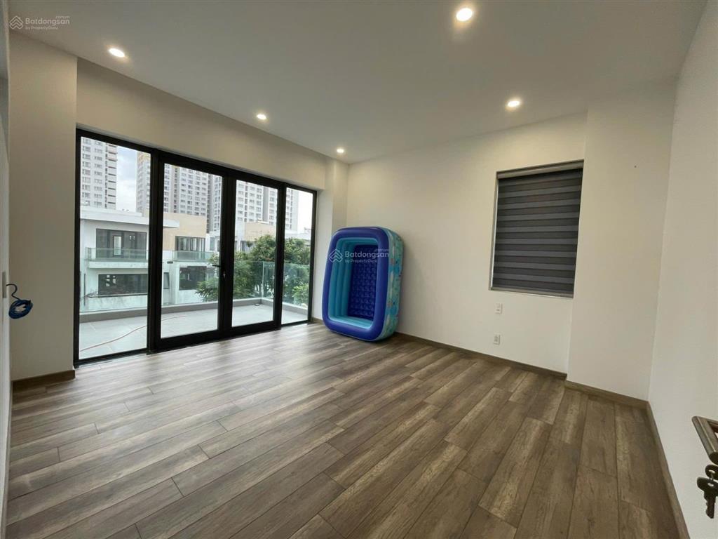 Bán biệt thự đơn lập full nội thất đẹp 42,5 tỷ  250m2. có sân vườn riêng. view sông thoáng.