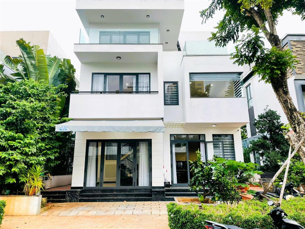 Bán biệt thự đơn lập full nội thất đẹp 42,5 tỷ  250m2. có sân vườn riêng. view sông thoáng.