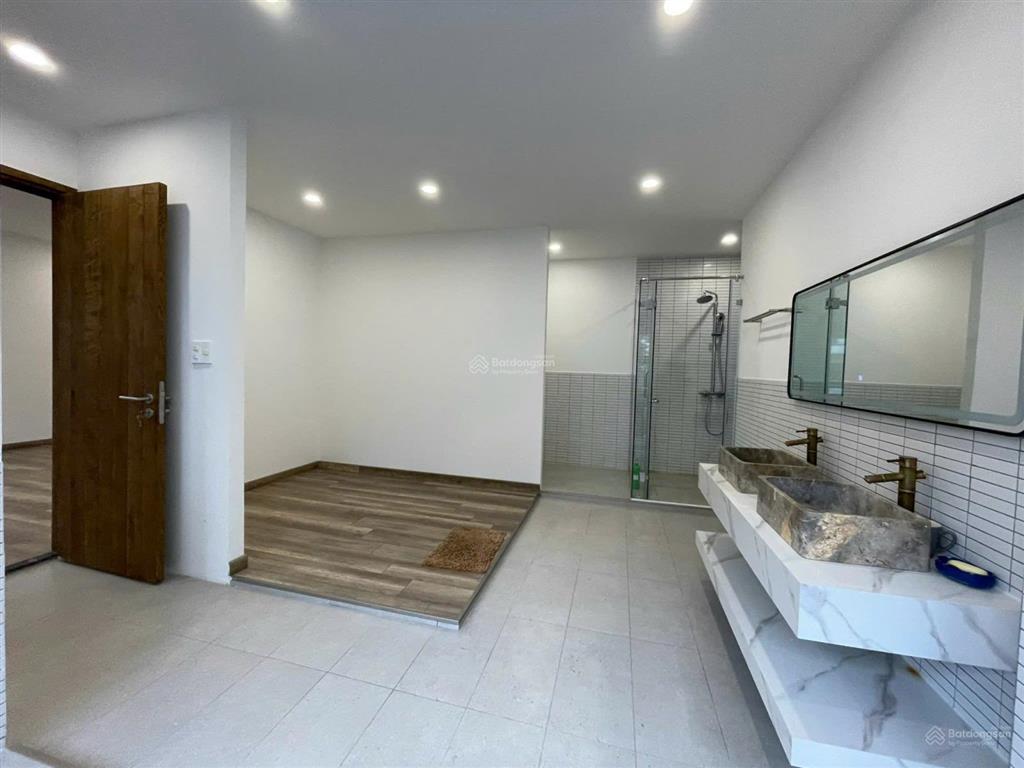 Bán biệt thự đơn lập full nội thất đẹp 42,5 tỷ  250m2. có sân vườn riêng. view sông thoáng.