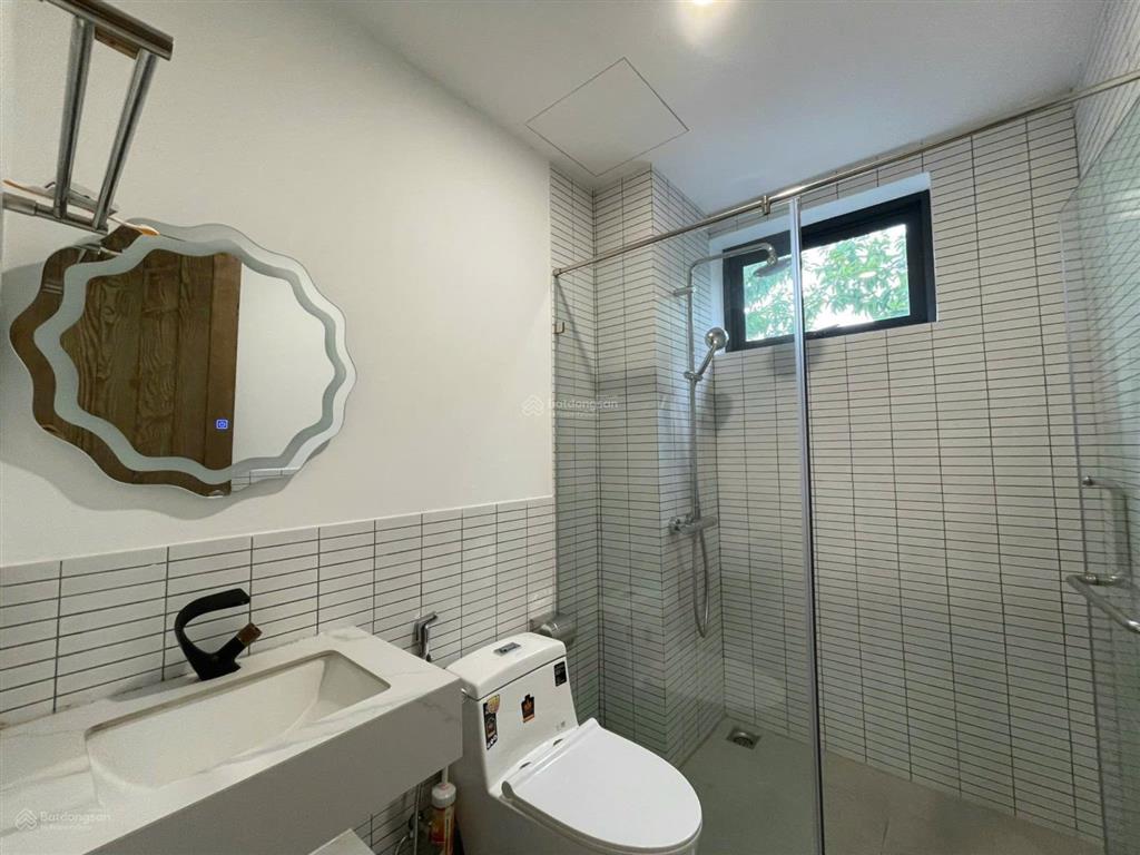 Bán biệt thự đơn lập full nội thất đẹp 42,5 tỷ  250m2. có sân vườn riêng. view sông thoáng.