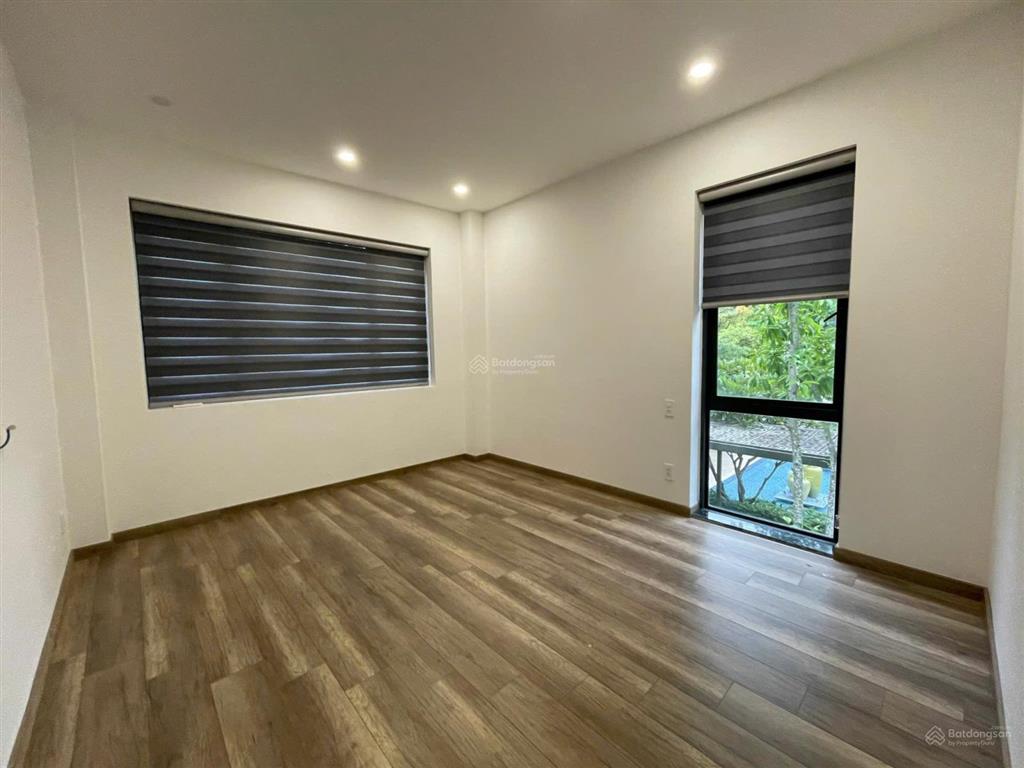 Bán biệt thự đơn lập full nội thất đẹp 42,5 tỷ  250m2. có sân vườn riêng. view sông thoáng.