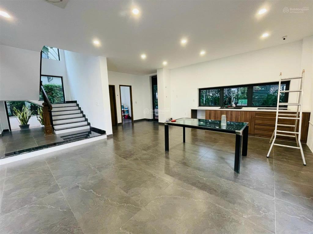 Bán biệt thự đơn lập full nội thất đẹp 42,5 tỷ  250m2. có sân vườn riêng. view sông thoáng.